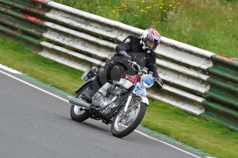 Mallory park Leicestershire;Mallory park photographs;Motorcycle action photographs;classic bikes;event digital images;eventdigitalimages;mallory park;no limits trackday;peter wileman photography;vintage bikes;vintage motorcycles;vmcc festival 1000 bikes