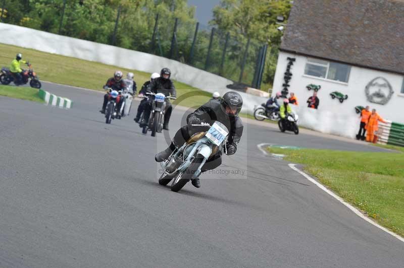 Mallory park Leicestershire;Mallory park photographs;Motorcycle action photographs;classic bikes;event digital images;eventdigitalimages;mallory park;no limits trackday;peter wileman photography;vintage bikes;vintage motorcycles;vmcc festival 1000 bikes
