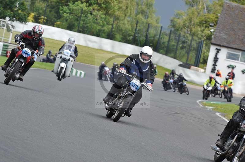 Mallory park Leicestershire;Mallory park photographs;Motorcycle action photographs;classic bikes;event digital images;eventdigitalimages;mallory park;no limits trackday;peter wileman photography;vintage bikes;vintage motorcycles;vmcc festival 1000 bikes