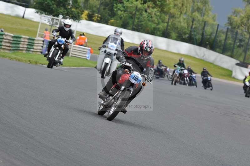 Mallory park Leicestershire;Mallory park photographs;Motorcycle action photographs;classic bikes;event digital images;eventdigitalimages;mallory park;no limits trackday;peter wileman photography;vintage bikes;vintage motorcycles;vmcc festival 1000 bikes