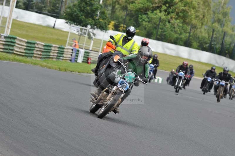Mallory park Leicestershire;Mallory park photographs;Motorcycle action photographs;classic bikes;event digital images;eventdigitalimages;mallory park;no limits trackday;peter wileman photography;vintage bikes;vintage motorcycles;vmcc festival 1000 bikes