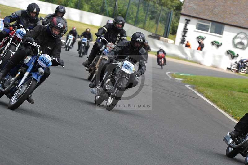 Mallory park Leicestershire;Mallory park photographs;Motorcycle action photographs;classic bikes;event digital images;eventdigitalimages;mallory park;no limits trackday;peter wileman photography;vintage bikes;vintage motorcycles;vmcc festival 1000 bikes