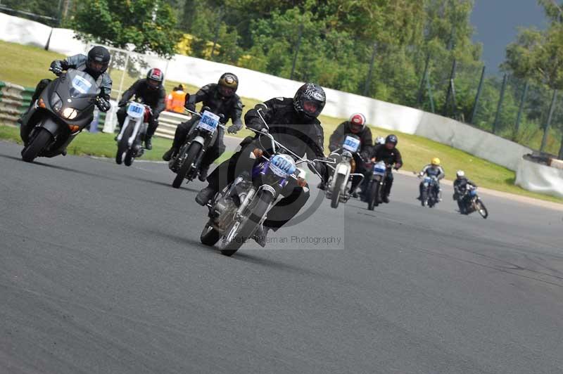 Mallory park Leicestershire;Mallory park photographs;Motorcycle action photographs;classic bikes;event digital images;eventdigitalimages;mallory park;no limits trackday;peter wileman photography;vintage bikes;vintage motorcycles;vmcc festival 1000 bikes