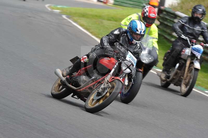 Mallory park Leicestershire;Mallory park photographs;Motorcycle action photographs;classic bikes;event digital images;eventdigitalimages;mallory park;no limits trackday;peter wileman photography;vintage bikes;vintage motorcycles;vmcc festival 1000 bikes