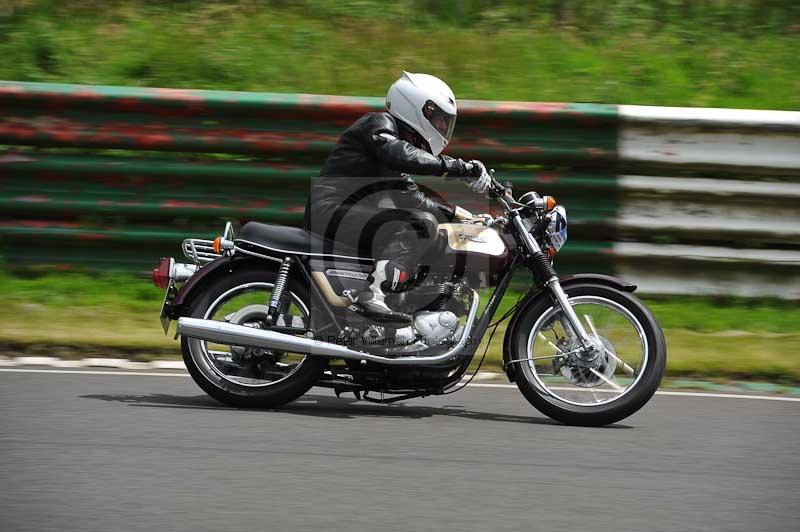 Mallory park Leicestershire;Mallory park photographs;Motorcycle action photographs;classic bikes;event digital images;eventdigitalimages;mallory park;no limits trackday;peter wileman photography;vintage bikes;vintage motorcycles;vmcc festival 1000 bikes