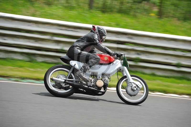 Mallory park Leicestershire;Mallory park photographs;Motorcycle action photographs;classic bikes;event digital images;eventdigitalimages;mallory park;no limits trackday;peter wileman photography;vintage bikes;vintage motorcycles;vmcc festival 1000 bikes