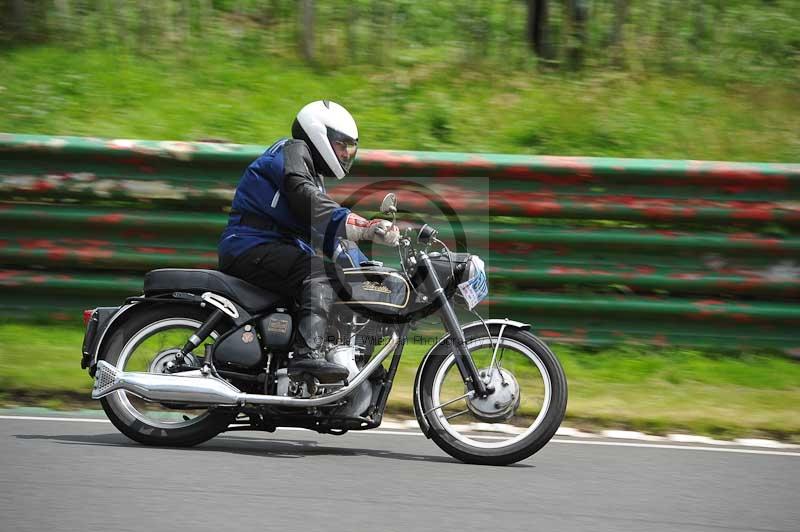 Mallory park Leicestershire;Mallory park photographs;Motorcycle action photographs;classic bikes;event digital images;eventdigitalimages;mallory park;no limits trackday;peter wileman photography;vintage bikes;vintage motorcycles;vmcc festival 1000 bikes