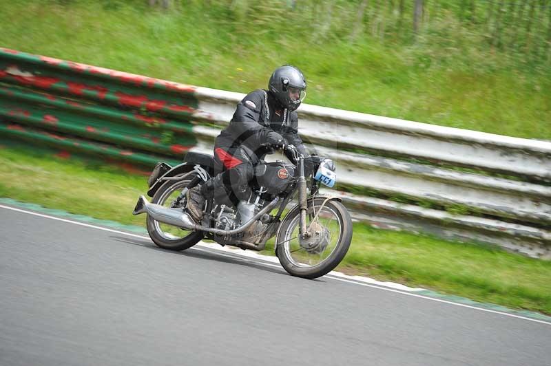 Mallory park Leicestershire;Mallory park photographs;Motorcycle action photographs;classic bikes;event digital images;eventdigitalimages;mallory park;no limits trackday;peter wileman photography;vintage bikes;vintage motorcycles;vmcc festival 1000 bikes