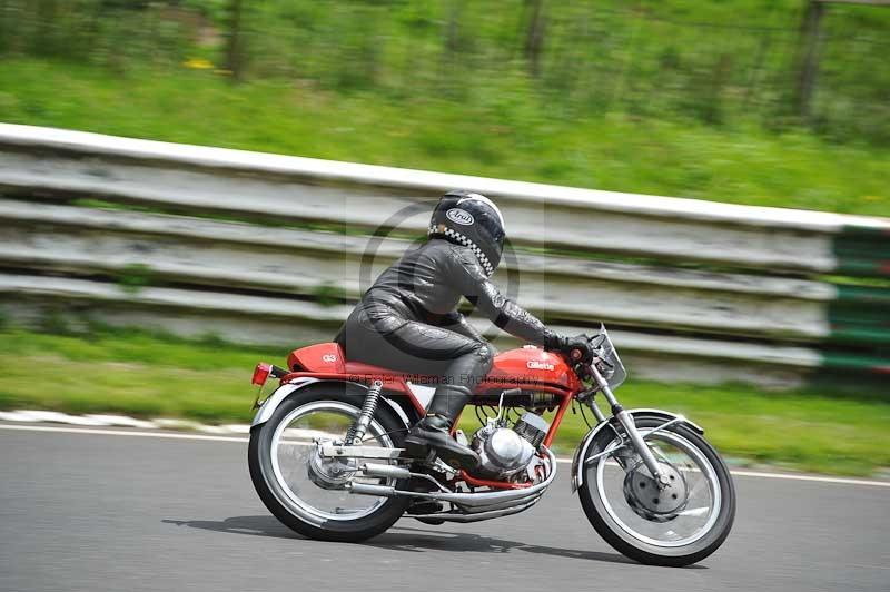 Mallory park Leicestershire;Mallory park photographs;Motorcycle action photographs;classic bikes;event digital images;eventdigitalimages;mallory park;no limits trackday;peter wileman photography;vintage bikes;vintage motorcycles;vmcc festival 1000 bikes