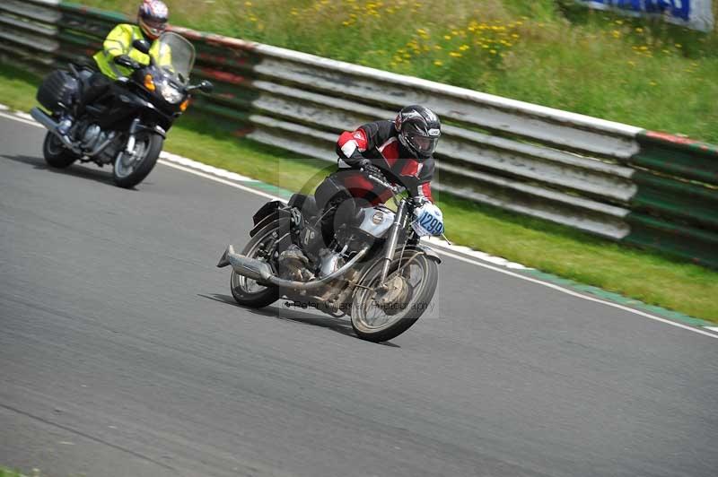 Mallory park Leicestershire;Mallory park photographs;Motorcycle action photographs;classic bikes;event digital images;eventdigitalimages;mallory park;no limits trackday;peter wileman photography;vintage bikes;vintage motorcycles;vmcc festival 1000 bikes