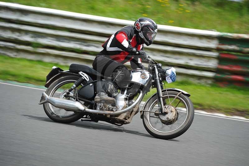 Mallory park Leicestershire;Mallory park photographs;Motorcycle action photographs;classic bikes;event digital images;eventdigitalimages;mallory park;no limits trackday;peter wileman photography;vintage bikes;vintage motorcycles;vmcc festival 1000 bikes