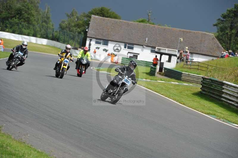 Mallory park Leicestershire;Mallory park photographs;Motorcycle action photographs;classic bikes;event digital images;eventdigitalimages;mallory park;no limits trackday;peter wileman photography;vintage bikes;vintage motorcycles;vmcc festival 1000 bikes