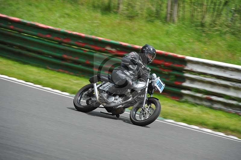 Mallory park Leicestershire;Mallory park photographs;Motorcycle action photographs;classic bikes;event digital images;eventdigitalimages;mallory park;no limits trackday;peter wileman photography;vintage bikes;vintage motorcycles;vmcc festival 1000 bikes