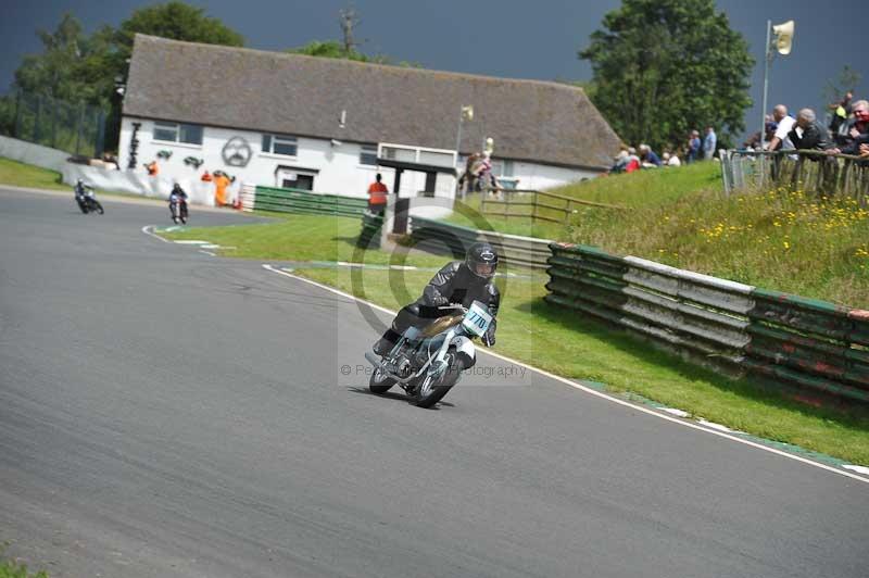 Mallory park Leicestershire;Mallory park photographs;Motorcycle action photographs;classic bikes;event digital images;eventdigitalimages;mallory park;no limits trackday;peter wileman photography;vintage bikes;vintage motorcycles;vmcc festival 1000 bikes