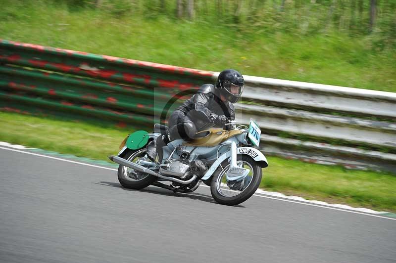 Mallory park Leicestershire;Mallory park photographs;Motorcycle action photographs;classic bikes;event digital images;eventdigitalimages;mallory park;no limits trackday;peter wileman photography;vintage bikes;vintage motorcycles;vmcc festival 1000 bikes