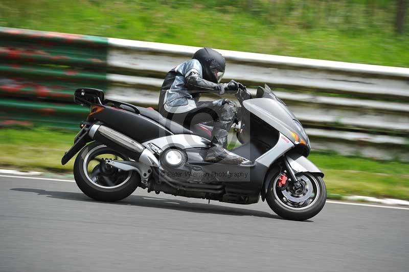 Mallory park Leicestershire;Mallory park photographs;Motorcycle action photographs;classic bikes;event digital images;eventdigitalimages;mallory park;no limits trackday;peter wileman photography;vintage bikes;vintage motorcycles;vmcc festival 1000 bikes