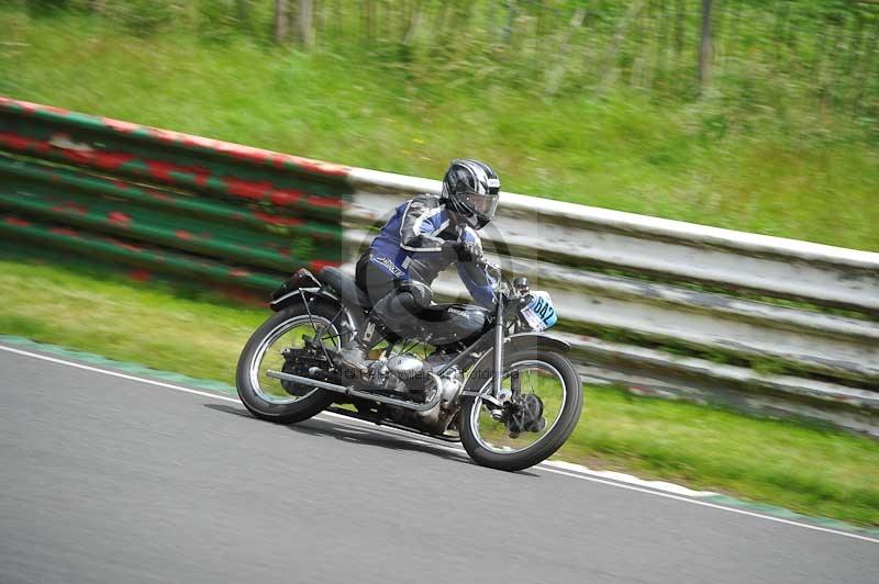 Mallory park Leicestershire;Mallory park photographs;Motorcycle action photographs;classic bikes;event digital images;eventdigitalimages;mallory park;no limits trackday;peter wileman photography;vintage bikes;vintage motorcycles;vmcc festival 1000 bikes
