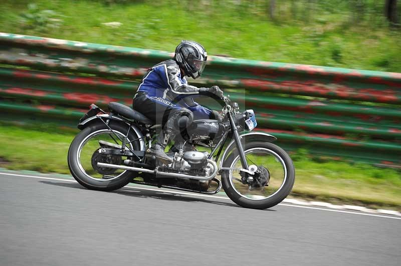 Mallory park Leicestershire;Mallory park photographs;Motorcycle action photographs;classic bikes;event digital images;eventdigitalimages;mallory park;no limits trackday;peter wileman photography;vintage bikes;vintage motorcycles;vmcc festival 1000 bikes