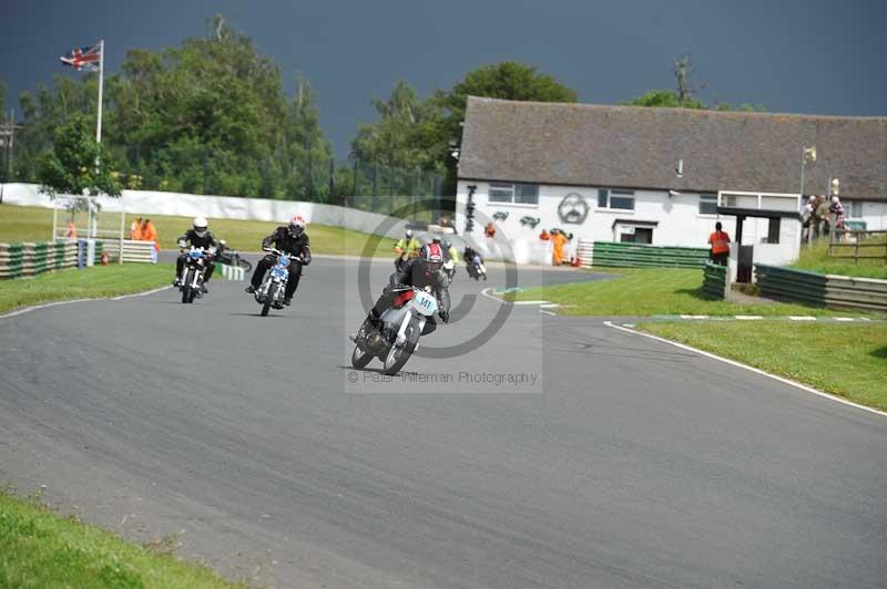 Mallory park Leicestershire;Mallory park photographs;Motorcycle action photographs;classic bikes;event digital images;eventdigitalimages;mallory park;no limits trackday;peter wileman photography;vintage bikes;vintage motorcycles;vmcc festival 1000 bikes