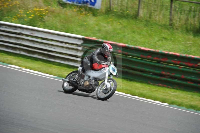 Mallory park Leicestershire;Mallory park photographs;Motorcycle action photographs;classic bikes;event digital images;eventdigitalimages;mallory park;no limits trackday;peter wileman photography;vintage bikes;vintage motorcycles;vmcc festival 1000 bikes