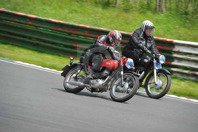 Mallory park Leicestershire;Mallory park photographs;Motorcycle action photographs;classic bikes;event digital images;eventdigitalimages;mallory park;no limits trackday;peter wileman photography;vintage bikes;vintage motorcycles;vmcc festival 1000 bikes
