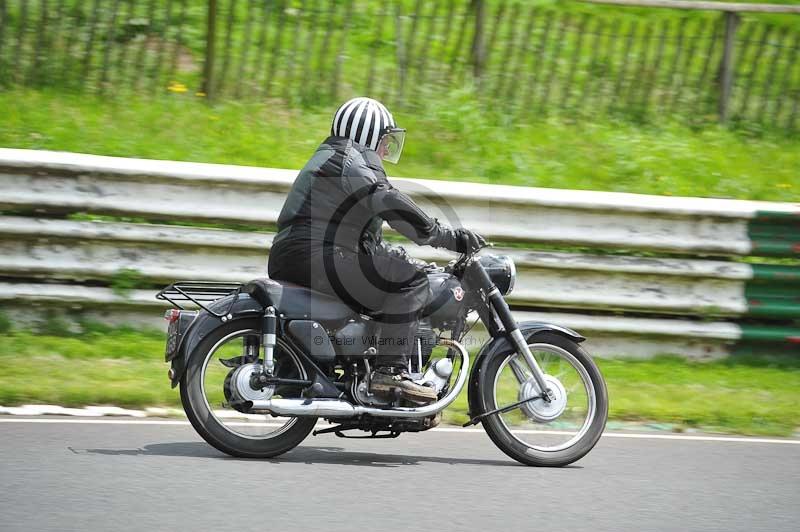 Mallory park Leicestershire;Mallory park photographs;Motorcycle action photographs;classic bikes;event digital images;eventdigitalimages;mallory park;no limits trackday;peter wileman photography;vintage bikes;vintage motorcycles;vmcc festival 1000 bikes