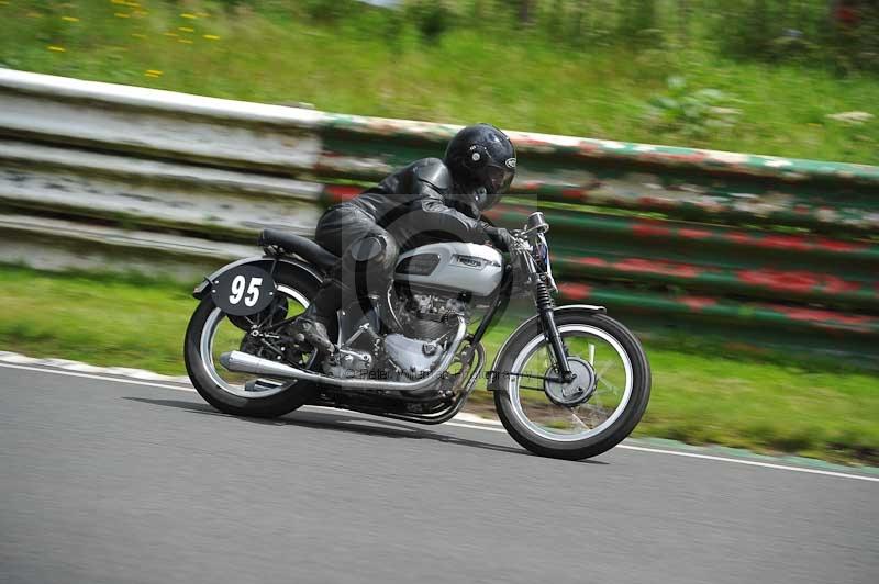 Mallory park Leicestershire;Mallory park photographs;Motorcycle action photographs;classic bikes;event digital images;eventdigitalimages;mallory park;no limits trackday;peter wileman photography;vintage bikes;vintage motorcycles;vmcc festival 1000 bikes