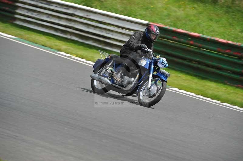 Mallory park Leicestershire;Mallory park photographs;Motorcycle action photographs;classic bikes;event digital images;eventdigitalimages;mallory park;no limits trackday;peter wileman photography;vintage bikes;vintage motorcycles;vmcc festival 1000 bikes