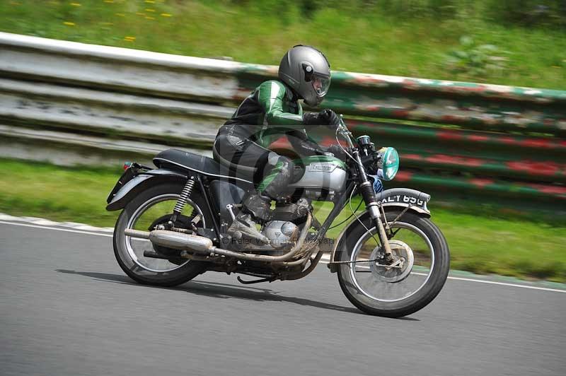 Mallory park Leicestershire;Mallory park photographs;Motorcycle action photographs;classic bikes;event digital images;eventdigitalimages;mallory park;no limits trackday;peter wileman photography;vintage bikes;vintage motorcycles;vmcc festival 1000 bikes