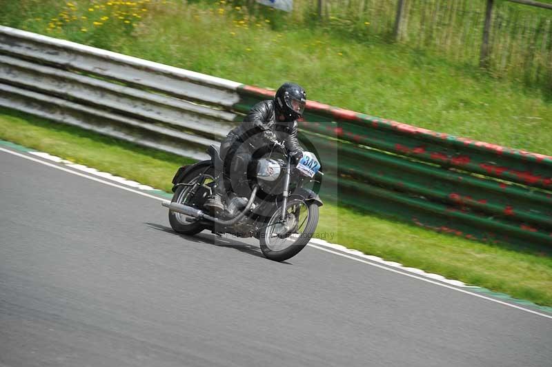 Mallory park Leicestershire;Mallory park photographs;Motorcycle action photographs;classic bikes;event digital images;eventdigitalimages;mallory park;no limits trackday;peter wileman photography;vintage bikes;vintage motorcycles;vmcc festival 1000 bikes