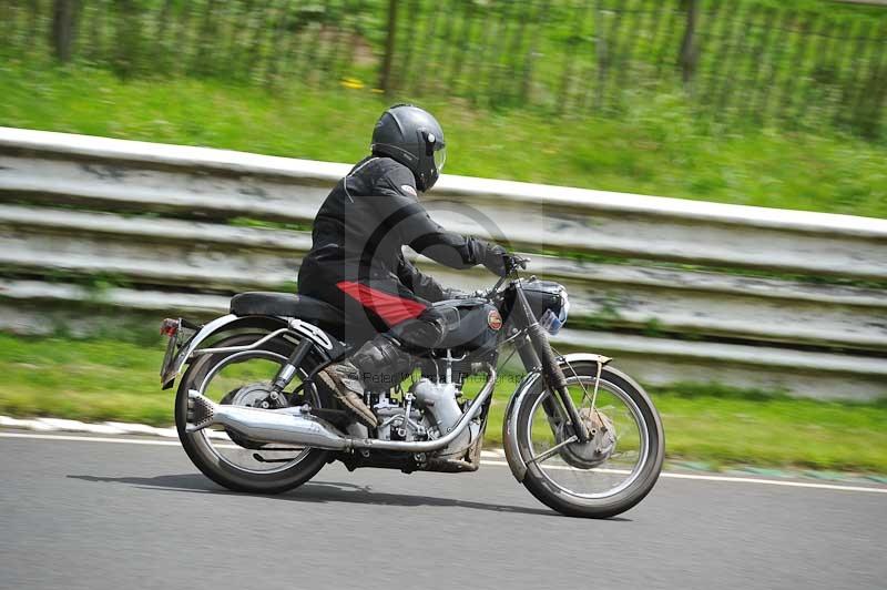 Mallory park Leicestershire;Mallory park photographs;Motorcycle action photographs;classic bikes;event digital images;eventdigitalimages;mallory park;no limits trackday;peter wileman photography;vintage bikes;vintage motorcycles;vmcc festival 1000 bikes