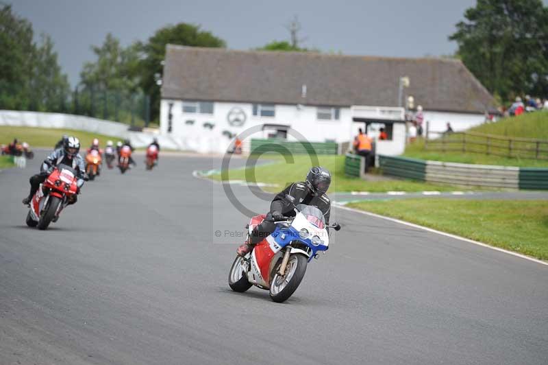 Mallory park Leicestershire;Mallory park photographs;Motorcycle action photographs;classic bikes;event digital images;eventdigitalimages;mallory park;no limits trackday;peter wileman photography;vintage bikes;vintage motorcycles;vmcc festival 1000 bikes