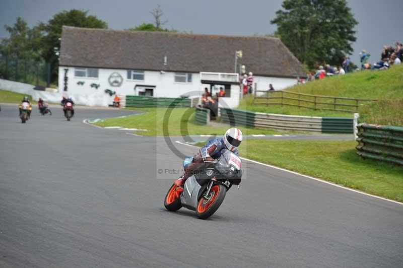 Mallory park Leicestershire;Mallory park photographs;Motorcycle action photographs;classic bikes;event digital images;eventdigitalimages;mallory park;no limits trackday;peter wileman photography;vintage bikes;vintage motorcycles;vmcc festival 1000 bikes