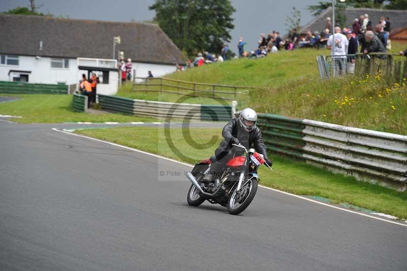 Mallory park Leicestershire;Mallory park photographs;Motorcycle action photographs;classic bikes;event digital images;eventdigitalimages;mallory park;no limits trackday;peter wileman photography;vintage bikes;vintage motorcycles;vmcc festival 1000 bikes