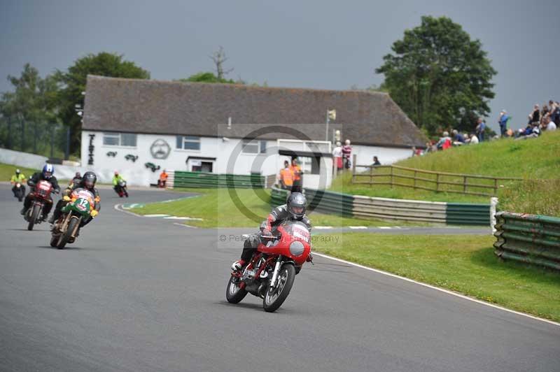 Mallory park Leicestershire;Mallory park photographs;Motorcycle action photographs;classic bikes;event digital images;eventdigitalimages;mallory park;no limits trackday;peter wileman photography;vintage bikes;vintage motorcycles;vmcc festival 1000 bikes