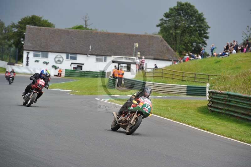 Mallory park Leicestershire;Mallory park photographs;Motorcycle action photographs;classic bikes;event digital images;eventdigitalimages;mallory park;no limits trackday;peter wileman photography;vintage bikes;vintage motorcycles;vmcc festival 1000 bikes