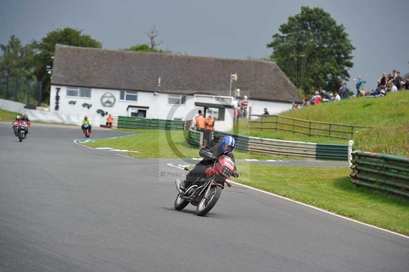 Mallory park Leicestershire;Mallory park photographs;Motorcycle action photographs;classic bikes;event digital images;eventdigitalimages;mallory park;no limits trackday;peter wileman photography;vintage bikes;vintage motorcycles;vmcc festival 1000 bikes