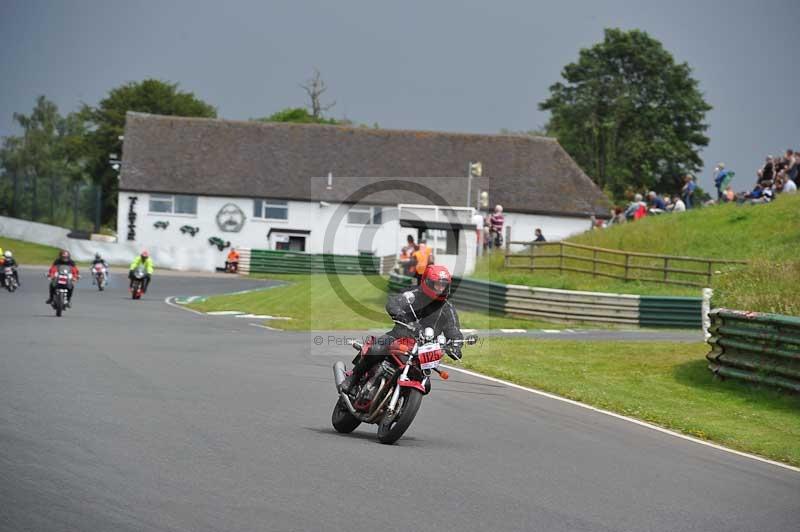 Mallory park Leicestershire;Mallory park photographs;Motorcycle action photographs;classic bikes;event digital images;eventdigitalimages;mallory park;no limits trackday;peter wileman photography;vintage bikes;vintage motorcycles;vmcc festival 1000 bikes