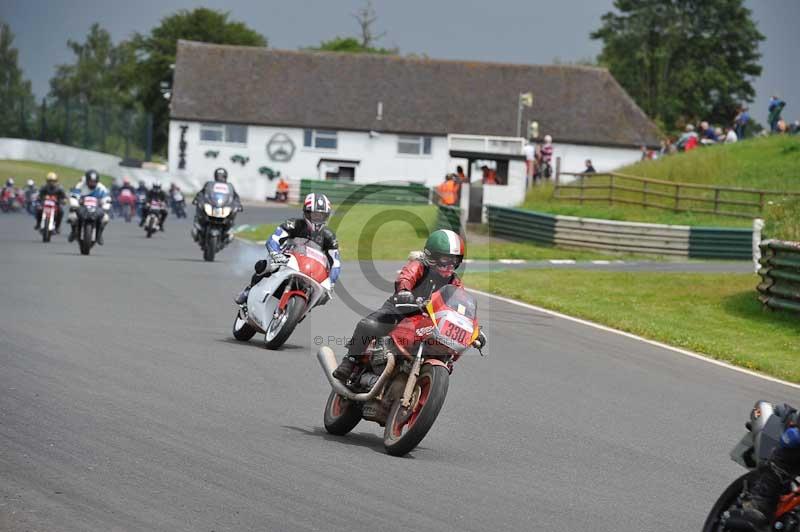 Mallory park Leicestershire;Mallory park photographs;Motorcycle action photographs;classic bikes;event digital images;eventdigitalimages;mallory park;no limits trackday;peter wileman photography;vintage bikes;vintage motorcycles;vmcc festival 1000 bikes