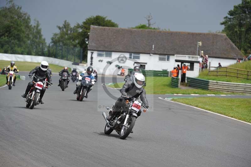 Mallory park Leicestershire;Mallory park photographs;Motorcycle action photographs;classic bikes;event digital images;eventdigitalimages;mallory park;no limits trackday;peter wileman photography;vintage bikes;vintage motorcycles;vmcc festival 1000 bikes