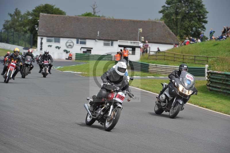 Mallory park Leicestershire;Mallory park photographs;Motorcycle action photographs;classic bikes;event digital images;eventdigitalimages;mallory park;no limits trackday;peter wileman photography;vintage bikes;vintage motorcycles;vmcc festival 1000 bikes