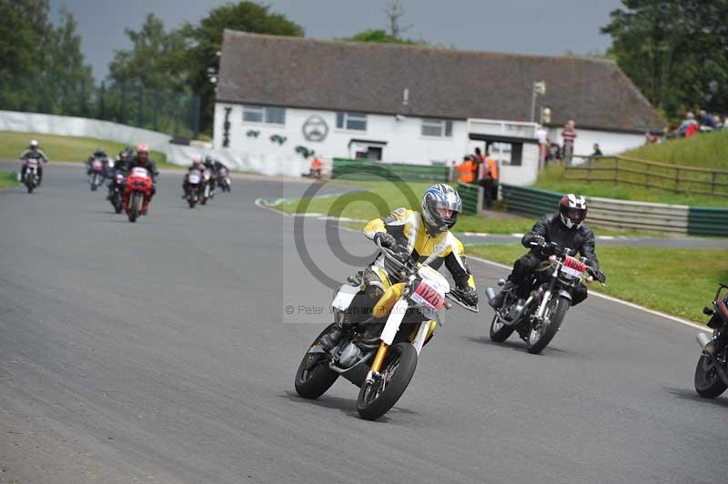 Mallory park Leicestershire;Mallory park photographs;Motorcycle action photographs;classic bikes;event digital images;eventdigitalimages;mallory park;no limits trackday;peter wileman photography;vintage bikes;vintage motorcycles;vmcc festival 1000 bikes