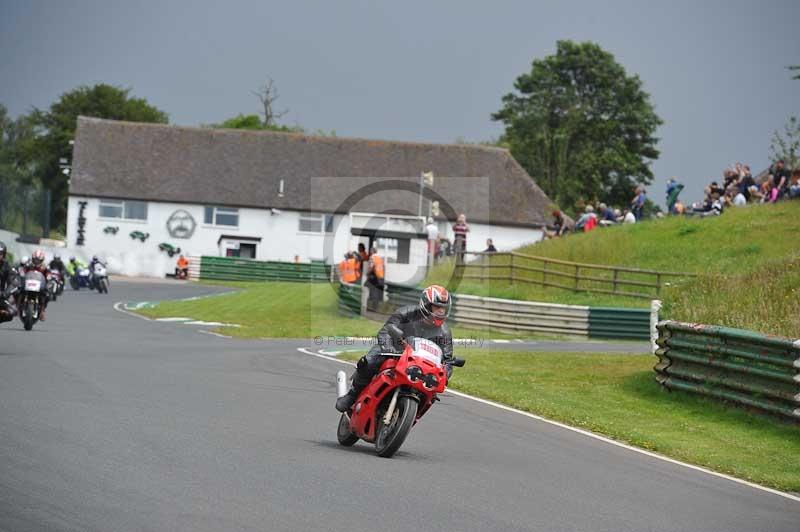 Mallory park Leicestershire;Mallory park photographs;Motorcycle action photographs;classic bikes;event digital images;eventdigitalimages;mallory park;no limits trackday;peter wileman photography;vintage bikes;vintage motorcycles;vmcc festival 1000 bikes