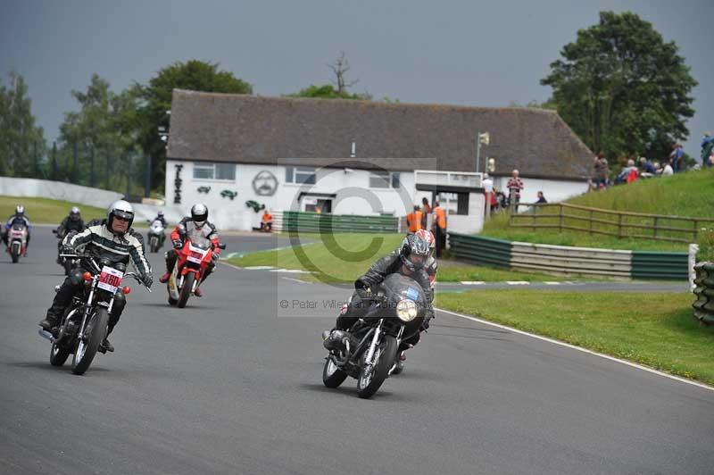 Mallory park Leicestershire;Mallory park photographs;Motorcycle action photographs;classic bikes;event digital images;eventdigitalimages;mallory park;no limits trackday;peter wileman photography;vintage bikes;vintage motorcycles;vmcc festival 1000 bikes