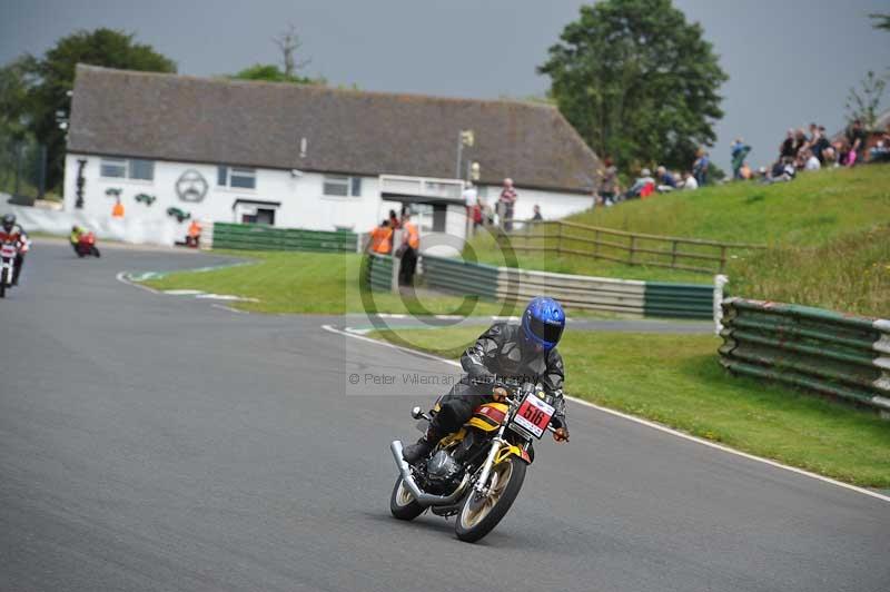 Mallory park Leicestershire;Mallory park photographs;Motorcycle action photographs;classic bikes;event digital images;eventdigitalimages;mallory park;no limits trackday;peter wileman photography;vintage bikes;vintage motorcycles;vmcc festival 1000 bikes