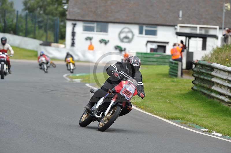 Mallory park Leicestershire;Mallory park photographs;Motorcycle action photographs;classic bikes;event digital images;eventdigitalimages;mallory park;no limits trackday;peter wileman photography;vintage bikes;vintage motorcycles;vmcc festival 1000 bikes