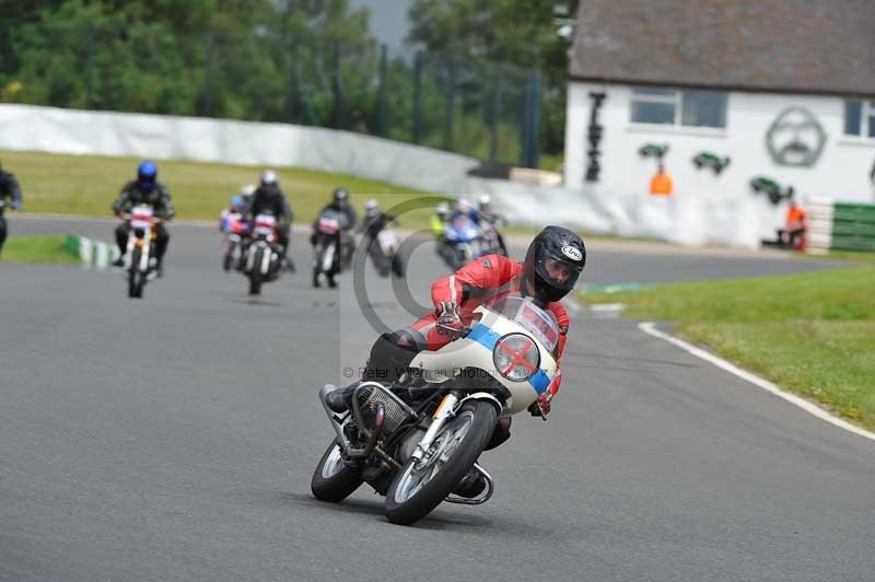 Mallory park Leicestershire;Mallory park photographs;Motorcycle action photographs;classic bikes;event digital images;eventdigitalimages;mallory park;no limits trackday;peter wileman photography;vintage bikes;vintage motorcycles;vmcc festival 1000 bikes