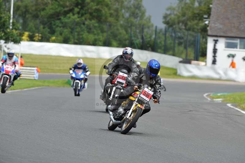 Mallory park Leicestershire;Mallory park photographs;Motorcycle action photographs;classic bikes;event digital images;eventdigitalimages;mallory park;no limits trackday;peter wileman photography;vintage bikes;vintage motorcycles;vmcc festival 1000 bikes