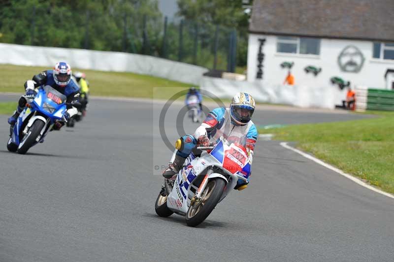 Mallory park Leicestershire;Mallory park photographs;Motorcycle action photographs;classic bikes;event digital images;eventdigitalimages;mallory park;no limits trackday;peter wileman photography;vintage bikes;vintage motorcycles;vmcc festival 1000 bikes