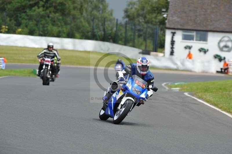 Mallory park Leicestershire;Mallory park photographs;Motorcycle action photographs;classic bikes;event digital images;eventdigitalimages;mallory park;no limits trackday;peter wileman photography;vintage bikes;vintage motorcycles;vmcc festival 1000 bikes